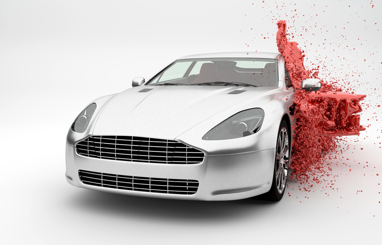 Auto sportiva argento su fondo bianco con il fianco destro che si dissolve in schizzi di vernice rossa